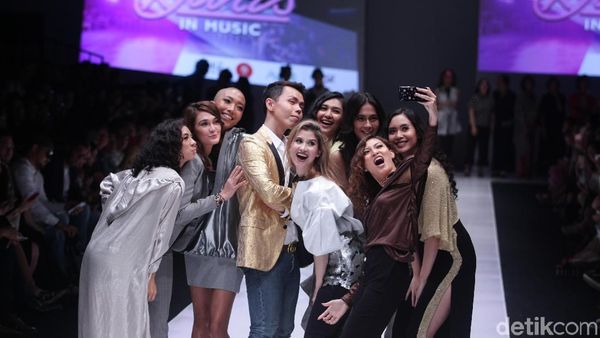 Foto: Mikha Tambayong Sampai Jennifer Bachdim di Fashion Show Luna Maya