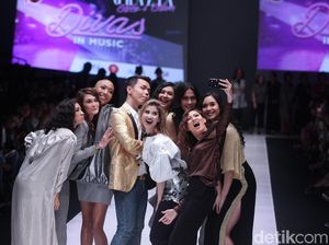 Foto: Mikha Tambayong Sampai Jennifer Bachdim di Fashion Show Luna Maya