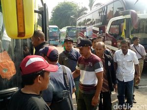 Ratusan Perangkat Desa di Mojokerto ke Jakarta Tagih Janji Jokowi