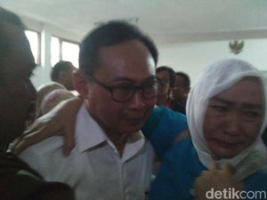 Divonis 1 Tahun, Eks Kadis DPMPTSP Bandung Menangis Divonis 1 Tahun, Eks Kadis DPMPTSP Bandung Menangis