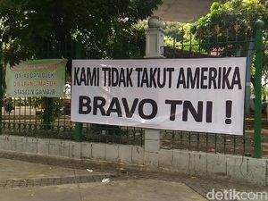 Spanduk Anti-AS Juga Muncul di Depan Stasiun Gambir Spanduk Anti-AS Juga Muncul di Depan Stasiun Gambir