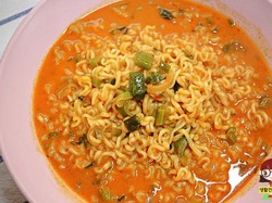 Tambahkan Bahan Rahasia Ini Agar Rasa Ramen Instan 100 Kali Lebih Enak!