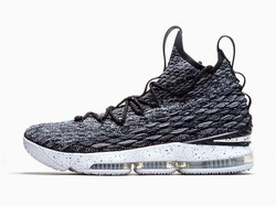 Seluk-Beluk Sock-Sneakers yang Sedang Jadi Tren Sepatu 2017