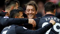 Mesut Oezil (tengah), Arsenal. Total ada delapan peluang yang dibuat oleh Oezil untuk membantu timnya bangkit dari ketinggalan dan menang 5-2 di markas Everton. Gol ketiga Arsenal juga lahir lewat assist Oezil. (Foto: Phil Noble/Reuters)