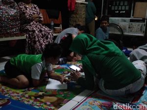 Anak-anak Tetap Belajar Meski Banjir Rendam Kawasan Kemang