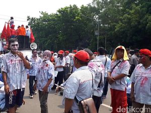 Sebelum ke Istana, Massa Zombi AMT Aksi di Depan Kantor Pertamina