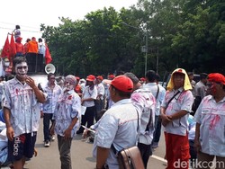 Sebelum ke Istana, Massa Zombi AMT Aksi di Depan Kantor Pertamina