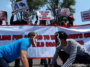 Aksi Tolak Adu Bagong di Gedung Sate
