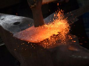 Melihat Pandai Besi yang Nyaris Punah di Desa Cicalengka