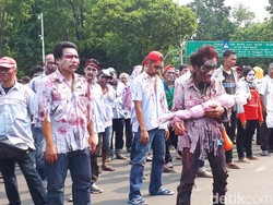 Tiba di depan Istana, Zombi AMT Ingin Temui Presiden Jokowi