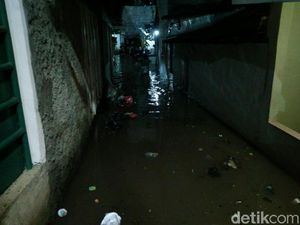 Banjir Rendam Kemang Timur, Warga Mengungsi di SDN Bangka