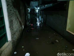 Banjir Rendam Kemang Timur, Warga Mengungsi di SDN Bangka