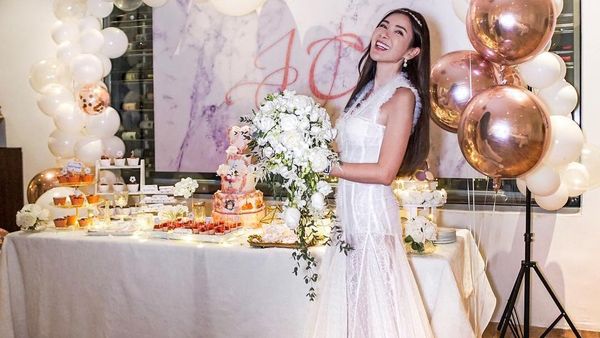 Foto: Ultah ke-44, Sosialita Cantik Singapura Ini Seperti Tak Menua