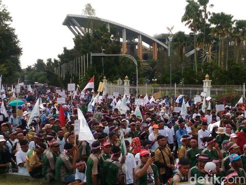 Buruh Hutan Industri di Pekanbaru Demo Kecam Kebijakan Menteri LHK