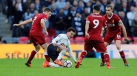 Dele Alli (tengah), Tottenham Hotspur. Pergerakan dan operannya di lini tengah Spurs ikut menjadi kunci kemenangan atas Liverpool. Alli juga menandai laga itu dengan satu gol, gol ketiga Spurs ke gawang The Reds. (Foto: Eddie Keogh/Reuters)
