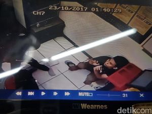 Aksi 4 Perampok Bercelurit di Minimarket Serang Terekam CCTV Aksi 4 Perampok Bercelurit di Minimarket Serang Terekam CCTV