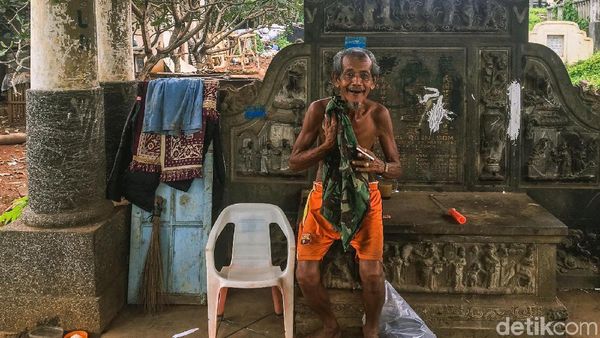 Potret Jakarta, Orang Tinggal di Kuburan