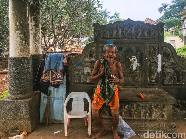 Potret Jakarta, Orang Tinggal di Kuburan