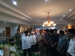 Anies Melayat ke Istri Mantan Gubernur DKI Wiyogo Atmodarminto