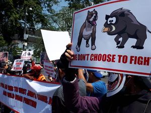 Aksi Teatrikal, Aktivis Desak Gubernur Jabar Larang Adu Bagong