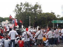 Meski Hujan Lebat, Zombie AMT Pertamina Tetap Bertahan di Istana