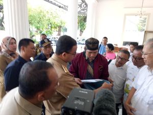 Datang Lebih Dulu dari Sandi, Anies Terima Pengaduan Warga