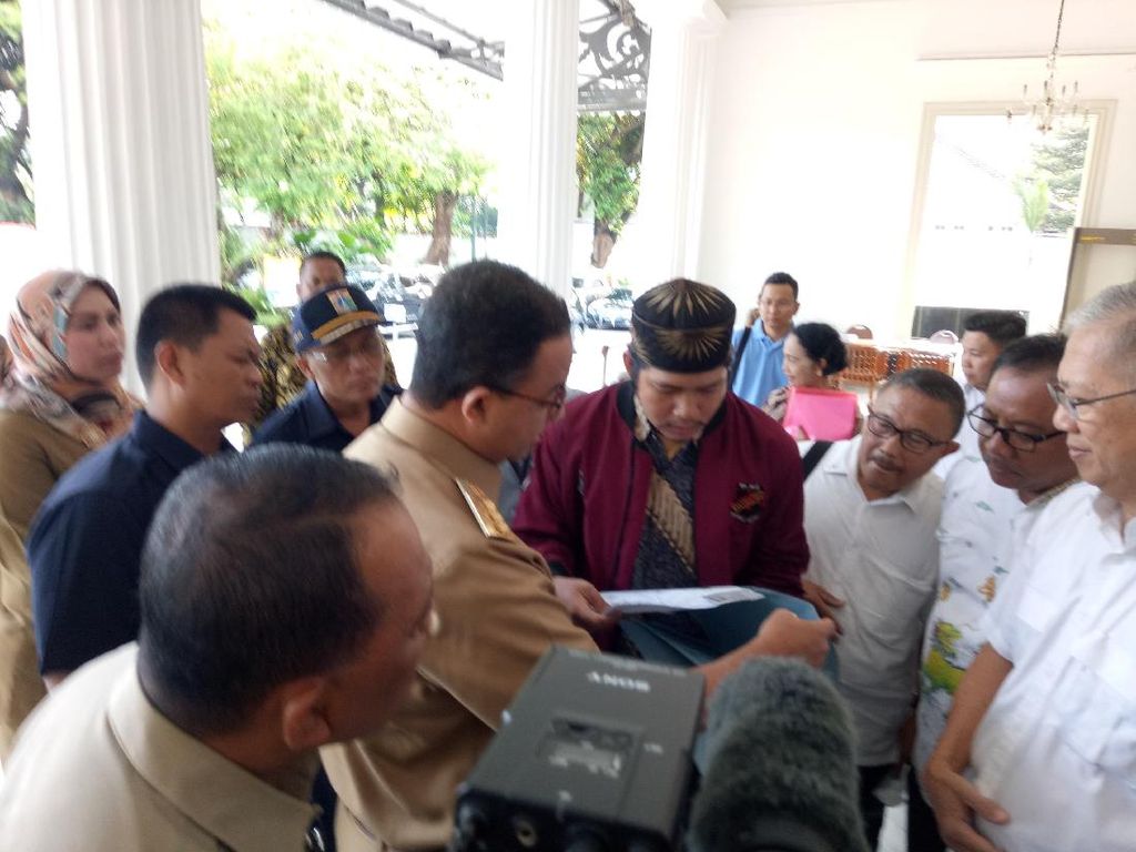 Datang Lebih Dulu dari Sandi, Anies Terima Pengaduan Warga Datang Lebih Dulu dari Sandi, Anies Terima Pengaduan Warga