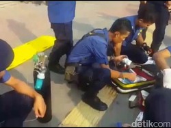 Aksi Petugas Damkar Tolong Pemotor yang Terkapar Usai Tabrak Bajaj