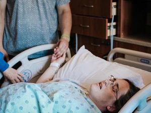 Hal-hal Dramatis Seputar Melahirkan di Film Kadang Mitos Belaka Hal-hal Dramatis Seputar Melahirkan di Film Kadang Mitos Belaka