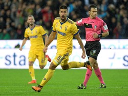 Sami Khedira merayakan gol. Dalam pertandingan ini pesepakbola asal Jerman itu tiga kali membobol gawang Udinese. Tiga gol itu dicetak di menit ke-20, 59, dan 87. Massimo Pinca/Reuters.