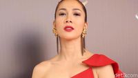 Seksinya Andrea Dian dengan Gaun Merah