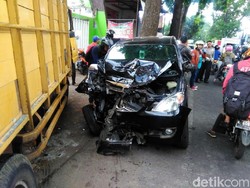Brak.. Mobil Kapolsek di Malang Tabrak Truk Pasir, 1 Orang Luka