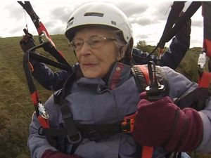 Mungkin... Ini Adalah Nenek Paling Ekstrem di Dunia! Mungkin... Ini Adalah Nenek Paling Ekstrem di Dunia!