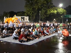 Lewati Batas Waktu, Massa Zombie AMT Masih Bertahan di Depan Istana