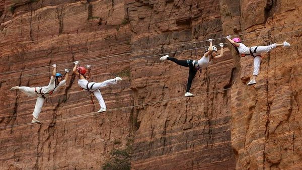 Foto: Para Wanita Cantik Berlatih Yoga di Atas Kabel Setinggi 200 Meter