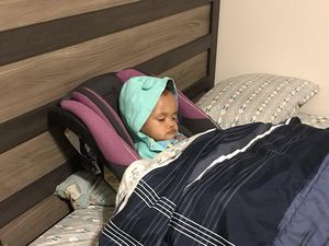 Sweet Banget! Alasan Ayah yang Pindahkan Car Seat Putrinya ke Kasur