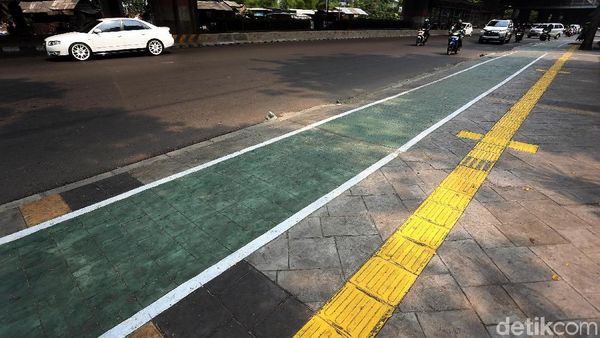 Nyamannya Jalur Pedestrian di Jalan Ahmad Yani Jakarta Timur