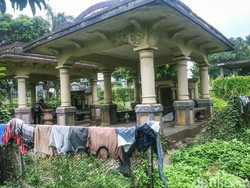 Hii... Ratusan Warga Ini Tinggal di Kuburan