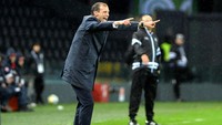 Massimiliano Allegri memberikan pengarahan kepada para pemain Juventus. Massimo Pinca/Reuters.