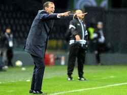 Massimiliano Allegri memberikan pengarahan kepada para pemain Juventus. Massimo Pinca/Reuters.