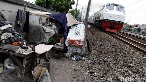 Gubuk Liar Menjamur di Pinggir Rel KA Jakarta-Bekasi