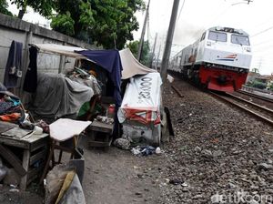 Gubuk Liar Menjamur di Pinggir Rel KA Jakarta-Bekasi