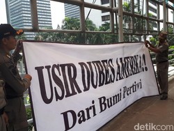 Satpol PP Turunkan Spanduk Pengusiran Dubes AS di Dukuh Atas