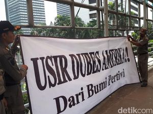 Satpol PP Turunkan Spanduk Pengusiran Dubes AS di Dukuh Atas Satpol PP Turunkan Spanduk Pengusiran Dubes AS di Dukuh Atas