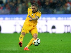 Miralem Pjanic memastikan Juve menang 6-2 setelah sepakan kerasnya merobek gawang Udinese. Aksi itu sekaligus menandai berakhirnya pertandingan. Massimo Pinca/Reuters.