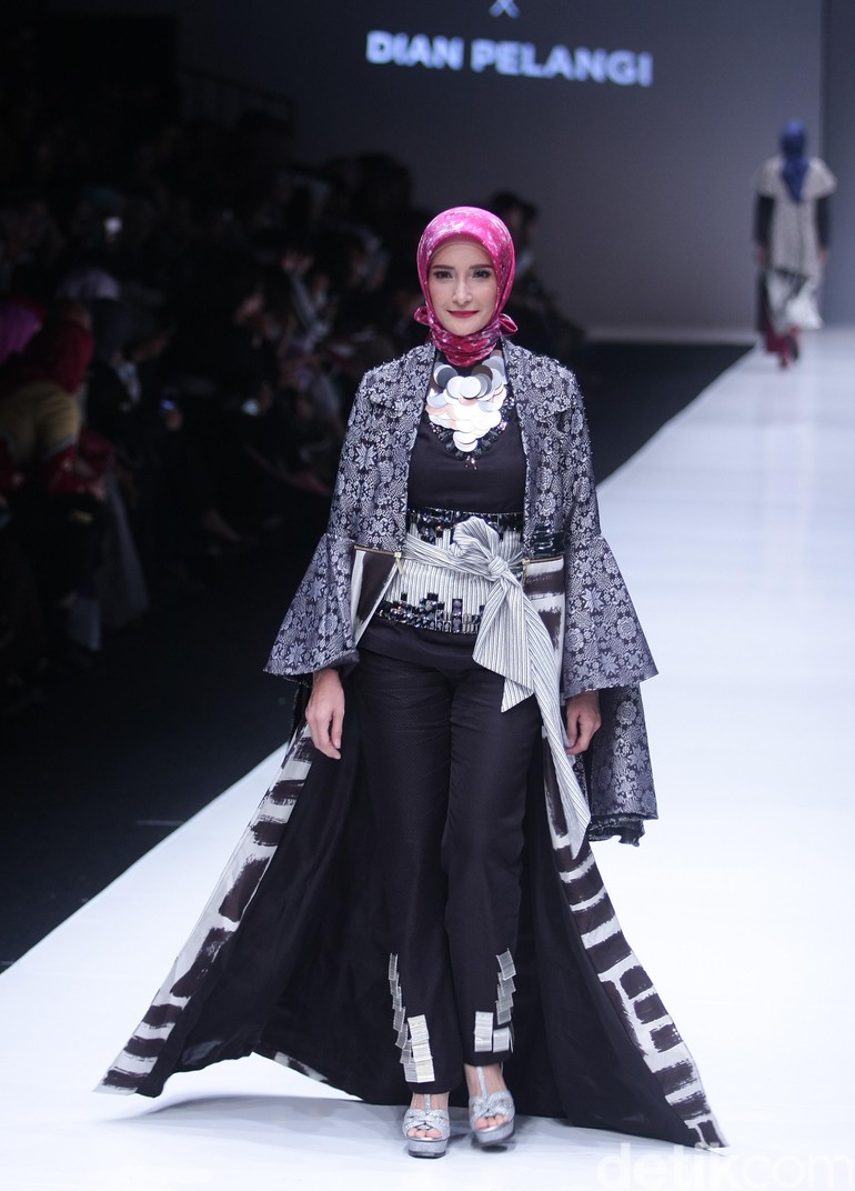 Foto Koleksi Terbaru Dian Pelangi Hadirkan Baju Hijab Batik Motif