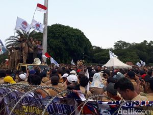 Gelar Demo di Depan Istana, Perangkat Desa Tuntut Jadi PNS