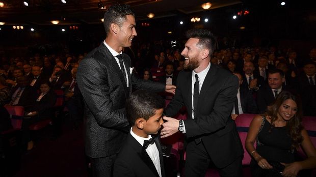 Nominees for the Best FIFA football player, Barcelona and Argentina forward Lionel Messi (R) and Real Madrid and Portugal forward Cristiano Ronaldo (L) chat before taking their seats for The Best FIFA Football Awards ceremony, on October 23, 2017 in London. / AFP PHOTO / Ben STANSALL