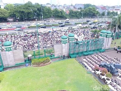 Massa Masih Membanjiri Demo Tolak Perppu Ormas di DPR