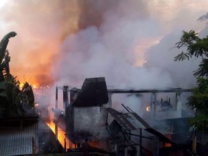 Orang Stres Diduga Bakar Rumah, Ratusan KK Kehilangan Tempat Tinggal